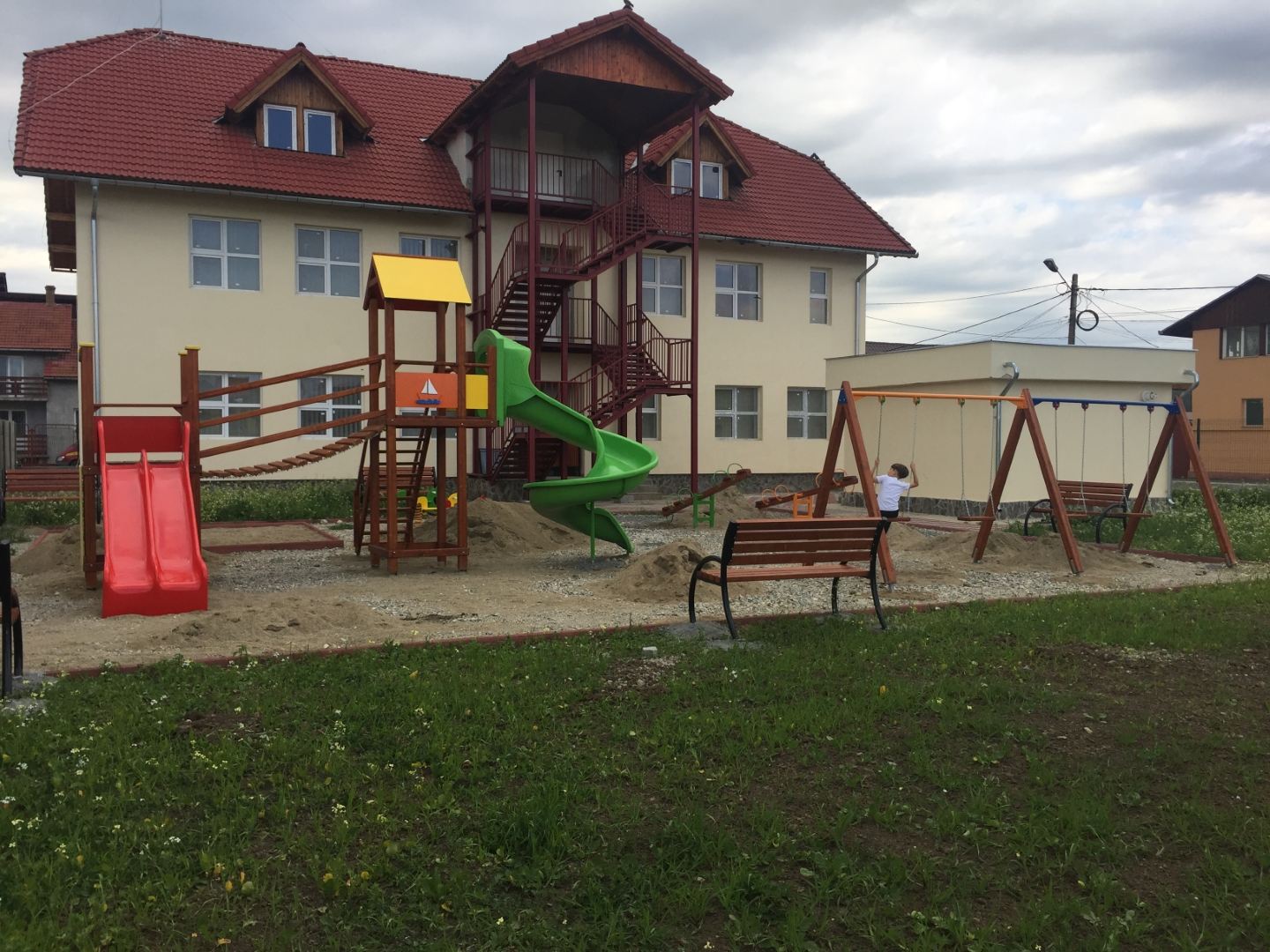 Amenajare-exterioara-si-loc-de-joaca-Gradinita-03